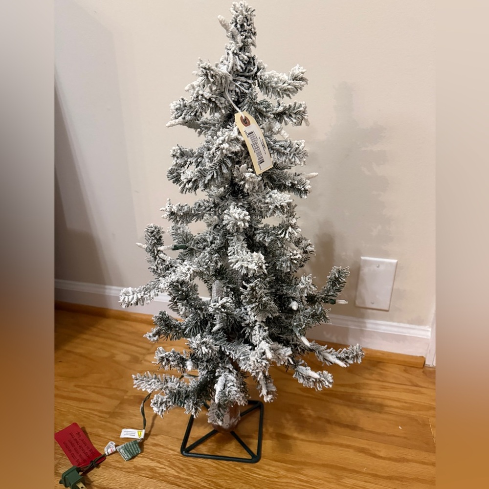 Frontgate Pre-Lit Flocked Alpine Tree - NWT - Picture 8 of 16